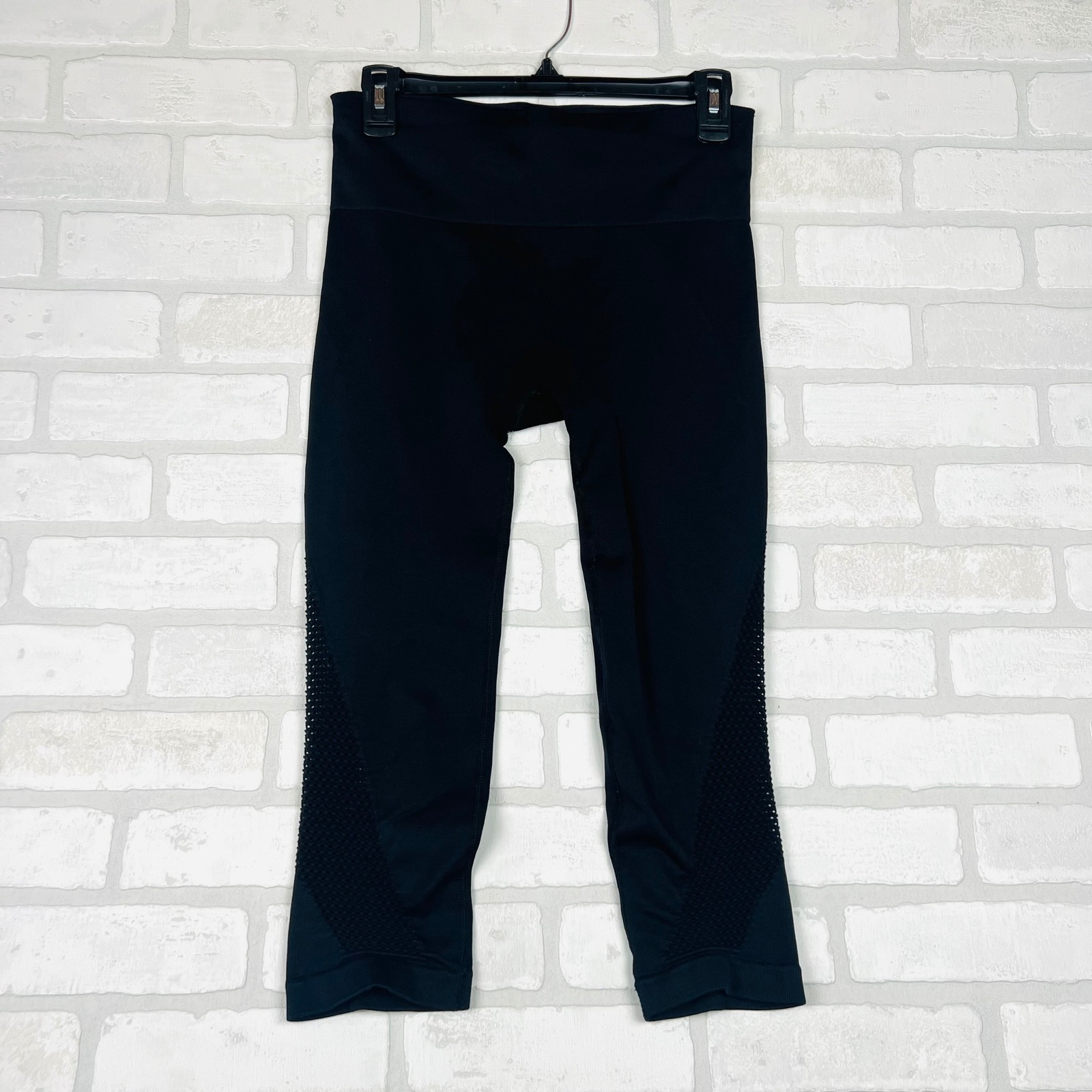 Athleta Womens Black Seamless Mesh Panel Cropped Leggings Athletic Capris Medium